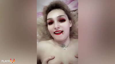 Ivan Helsing mai wuya ya fucks wani vampire mai sexy kuma ya zo kan jakinta