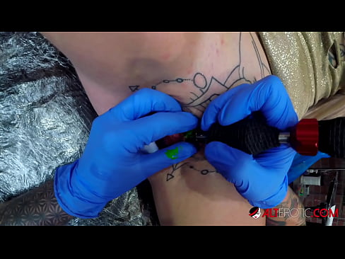 ❤️ Sully Savage mai tsananin jarfa ta yi tattoo a kan kwarin ta Batsa ❤
